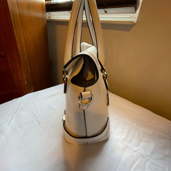 Cream tote bag with gold hardware - Picture 7 of 11